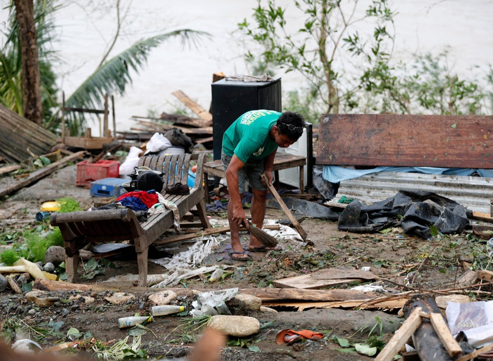 Siêu bão càn quét Philippines: 64 người chết, thiệt hại 6% GDP - 10 “Chúng tôi vốn đã nghèo và khi chuyện này xảy ra, chúng tôi đã mất hy vọng. Chúng tôi không còn cách nào để tồn tại”, Mary Anne Baril, 40 tuổi, nói trong nước mắt sau khi các ruộng lúa và ngô của cô bị bão Mangkhut tàn phá. (Ảnh: EPA)