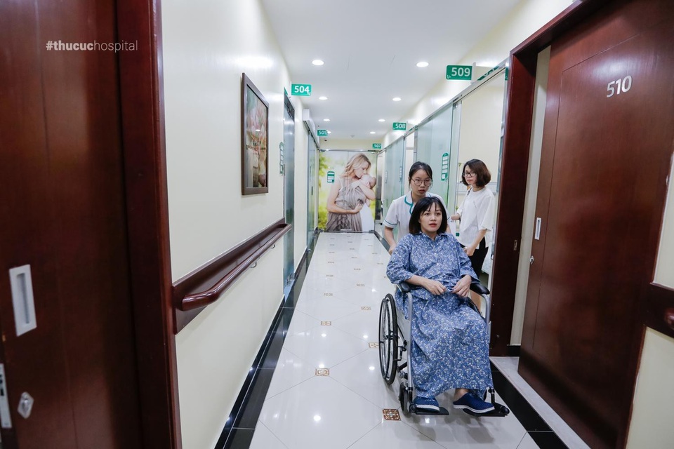 Bộ ảnh đi đẻ “chất cực chất” của mẹ bầu 8X - 1 Chị Dương đi đẻ trong tâm thế vô cùng ung dung và thoải mái