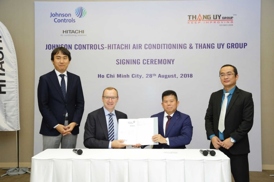 Johnson Controls-Hitachi Air Conditioning thành lập công ty kinh doanh ở Việt Nam - 1
Mr. Franz Cerwinka CEOJohnson Controls - Hitachi Air Conditioning và ông Nguyễn Quang Hiển Tổng giám đốc Hitachi Air Conditioning Việt Nam