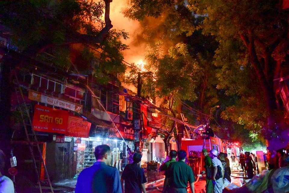 Cháy hàng loạt ngôi nhà gần Bệnh viện Nhi Hà Nội - 20 Cháy hàng loạt ngôi nhà gần Bệnh viện Nhi Hà Nội - 20
