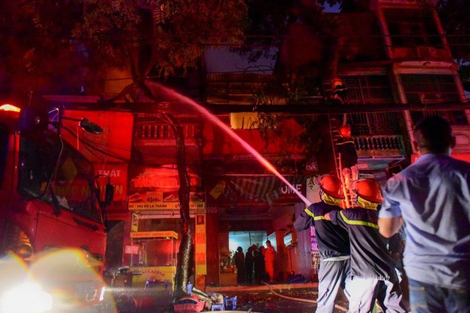 Cháy hàng loạt ngôi nhà gần Bệnh viện Nhi Hà Nội - 24 Cháy hàng loạt ngôi nhà gần Bệnh viện Nhi Hà Nội - 24
