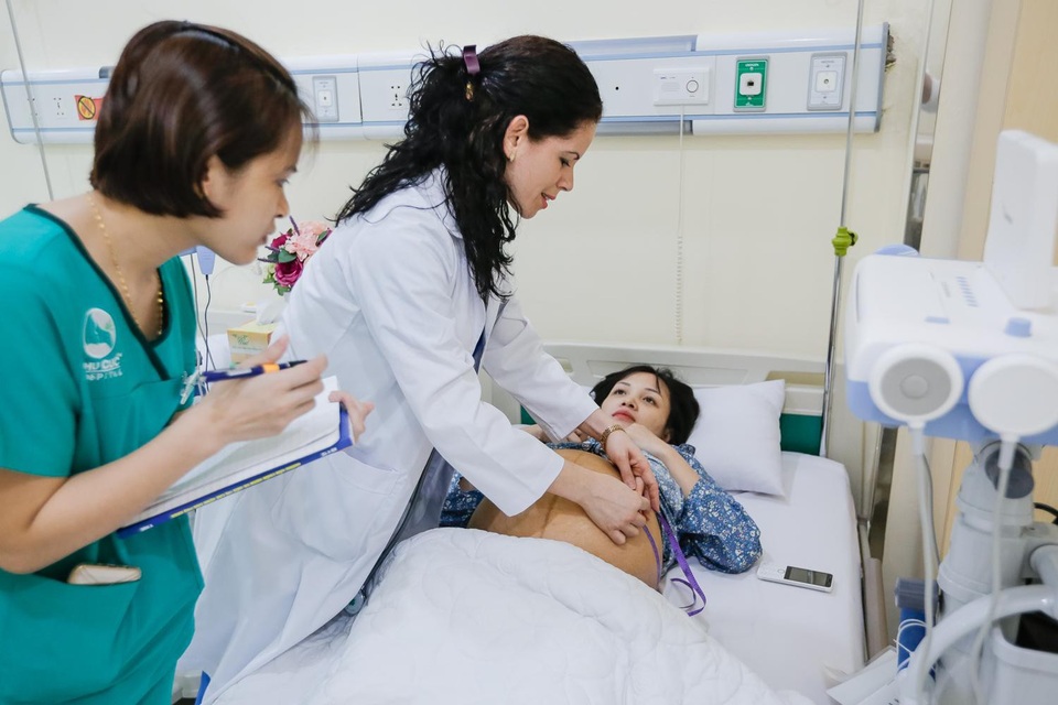 Bộ ảnh đi đẻ “chất cực chất” của mẹ bầu 8X - 2 Bác sĩ Lisa - người đỡ đẻ chính cho ca mổ của chị Dương cẩn thận kiểm tra sức khỏe để đảm bảo an toàn cho cả mẹ và thai nhi