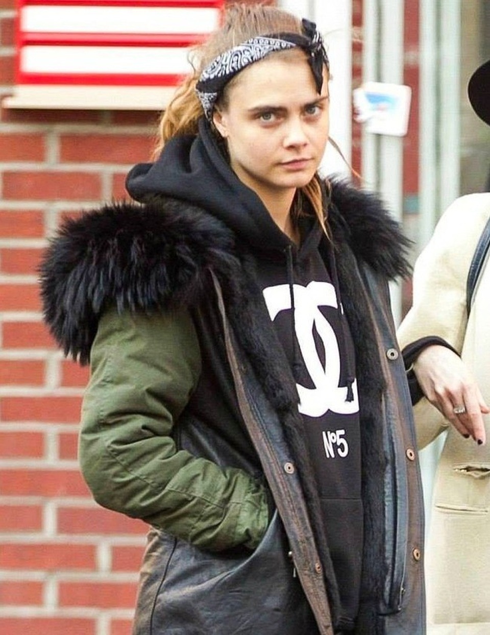 Ngỡ ngàng với hình ảnh đời thực của các mỹ nhân - 2 Khi rũ bỏ lớp trang điểm đậm đặc thì chân dài 9x cũng chỉ bình thường như “cô hàng xóm nhà bên” mà thôi