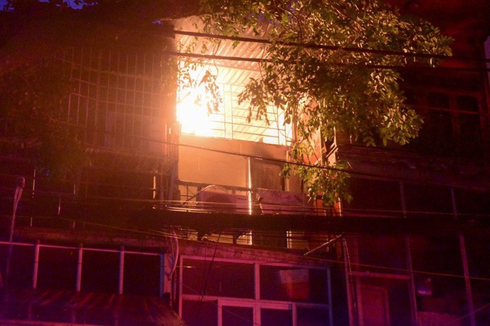 Cháy hàng loạt ngôi nhà gần Bệnh viện Nhi Hà Nội - 9 Cháy hàng loạt ngôi nhà gần Bệnh viện Nhi Hà Nội - 9