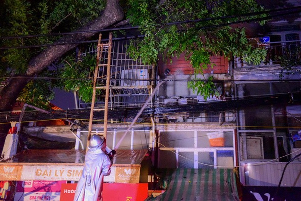 Cháy hàng loạt ngôi nhà gần Bệnh viện Nhi Hà Nội - 25 Cháy hàng loạt ngôi nhà gần Bệnh viện Nhi Hà Nội - 25