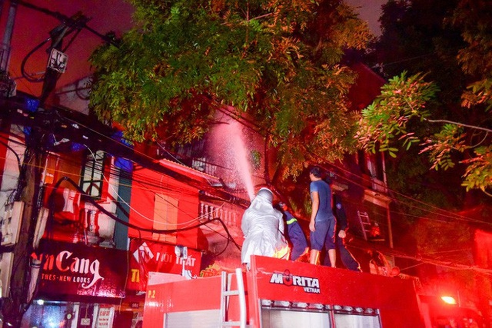 Cháy hàng loạt ngôi nhà gần Bệnh viện Nhi Hà Nội - 26 Cháy hàng loạt ngôi nhà gần Bệnh viện Nhi Hà Nội - 26