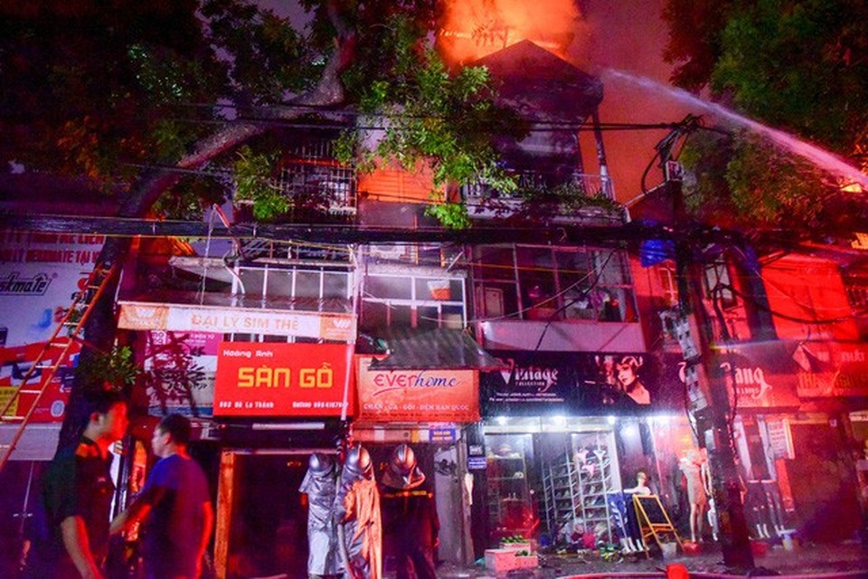 Cháy hàng loạt ngôi nhà gần Bệnh viện Nhi Hà Nội - 5 Cháy hàng loạt ngôi nhà gần Bệnh viện Nhi Hà Nội - 5