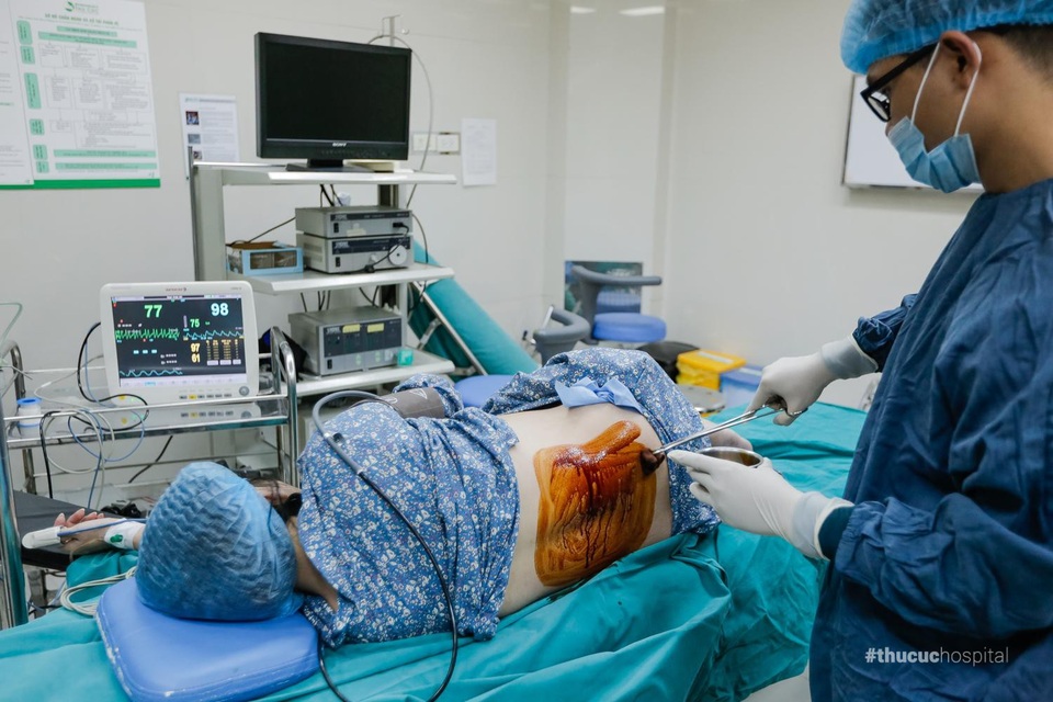 Bộ ảnh đi đẻ “chất cực chất” của mẹ bầu 8X - 4 Khi xuống phòng mổ thì bước đầu tiên chị Dương được gắn các dụng cụ kiểm tra chỉ số sức khỏe và gây tê tủy sống - đây là phương pháp phổ biến được sử dụng trong sinh mổ, đòi hỏi kỹ thuật khéo léo và chuyên môn cao của bác sĩ