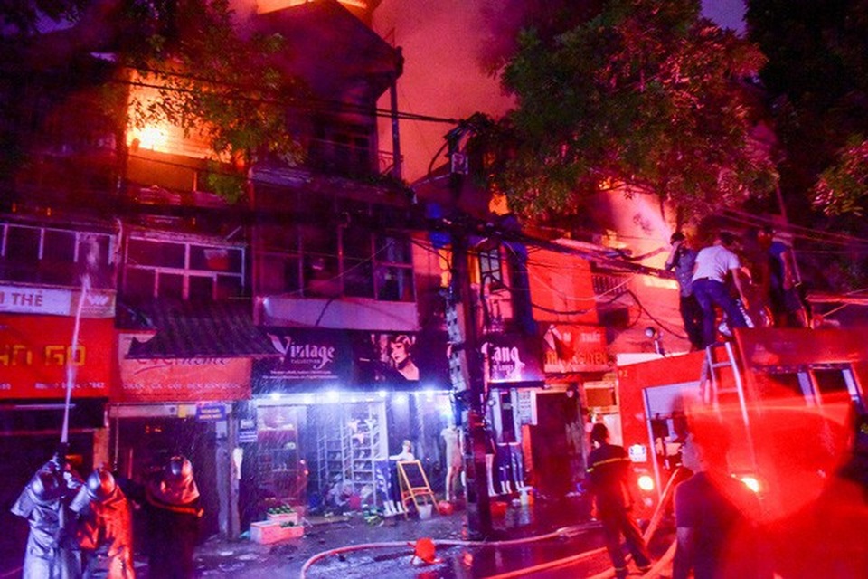 Cháy hàng loạt ngôi nhà gần Bệnh viện Nhi Hà Nội - 10 Cháy hàng loạt ngôi nhà gần Bệnh viện Nhi Hà Nội - 10