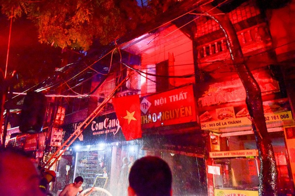 Cháy hàng loạt ngôi nhà gần Bệnh viện Nhi Hà Nội - 11 Cháy hàng loạt ngôi nhà gần Bệnh viện Nhi Hà Nội - 11
