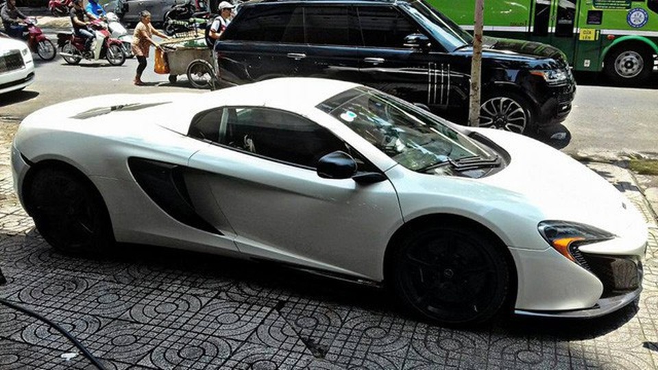 "Vua" cà phê Đặng Lê Nguyên Vũ: Thú chơi siêu xe ít ai sánh bằng - 7
Đặng Lê Nguyên Vũ bán McLaren 650S Spider màu trắng.