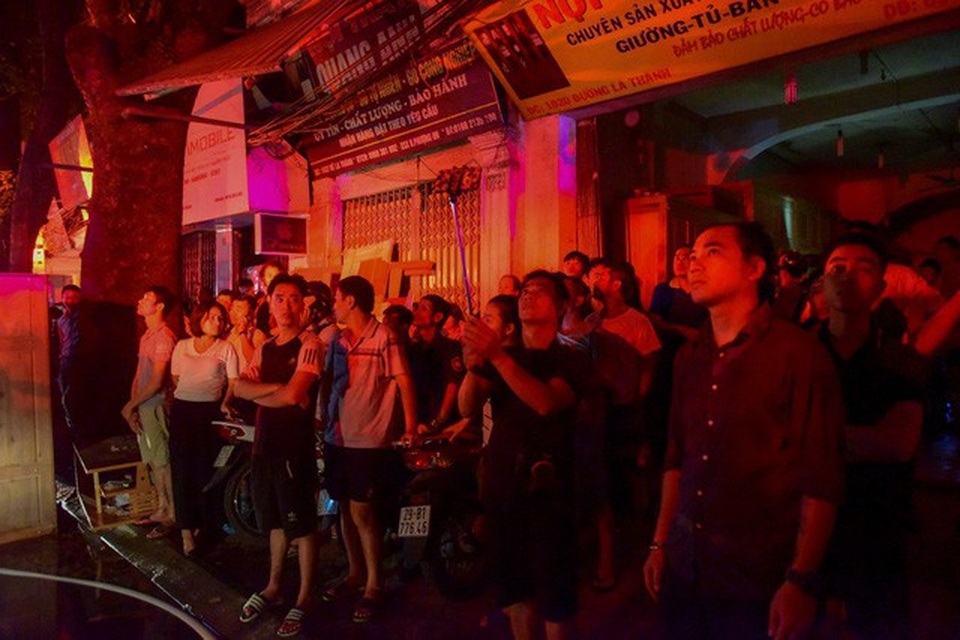 Cháy hàng loạt ngôi nhà gần Bệnh viện Nhi Hà Nội - 12 Cháy hàng loạt ngôi nhà gần Bệnh viện Nhi Hà Nội - 12