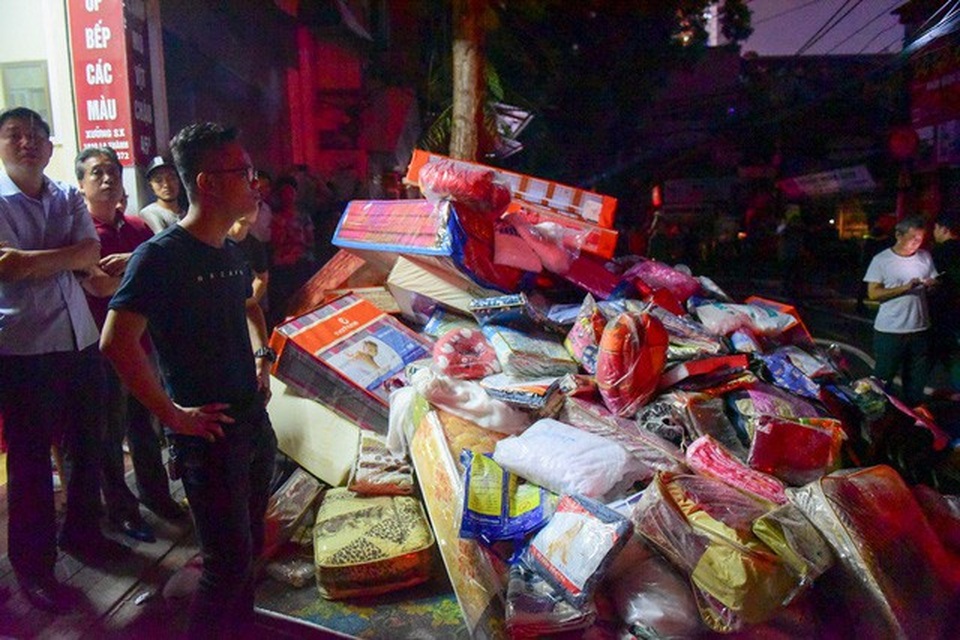 Cháy hàng loạt ngôi nhà gần Bệnh viện Nhi Hà Nội - 14 Cháy hàng loạt ngôi nhà gần Bệnh viện Nhi Hà Nội - 14
