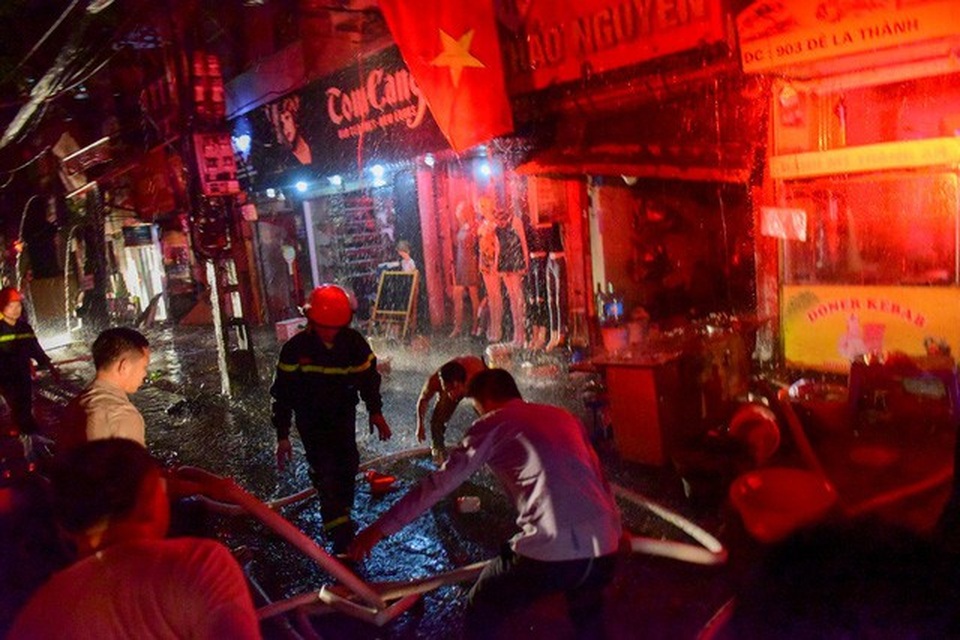 Cháy hàng loạt ngôi nhà gần Bệnh viện Nhi Hà Nội - 15 Cháy hàng loạt ngôi nhà gần Bệnh viện Nhi Hà Nội - 15