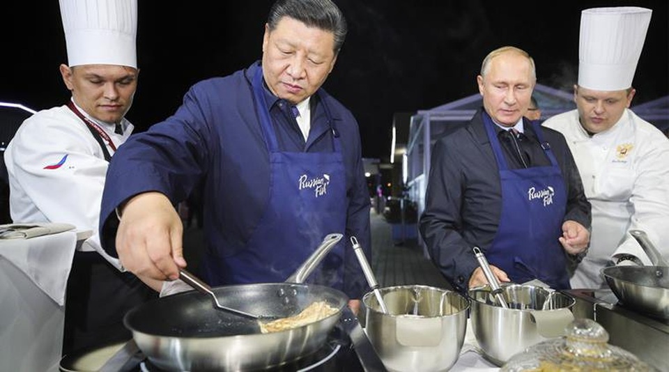 Nga - Trung vướng rào cản khi muốn hợp lực đối phó Mỹ - 3 Ông Putin và ông Tập cùng nhau làm bánh tại Nga trong chuyến thăm của nhà lãnh đạo Trung Quốc tới Vladivostok (Ảnh: Reuters)