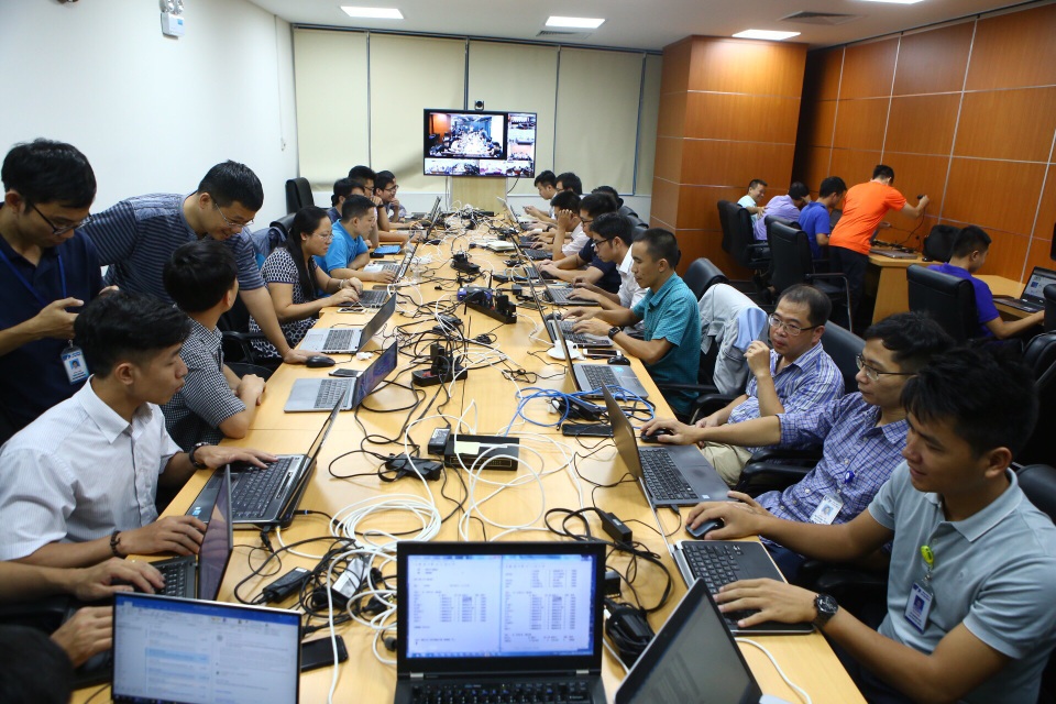 Sáng mai, 2,3 triệu thuê bao 11 số tiếp tục được chuyển sang 10 số - 1 Nhà mạng VinaPhone huy động lực lượng chuyển đổi thuê bao 11 số sang 10 số trong đêm đầu tiên