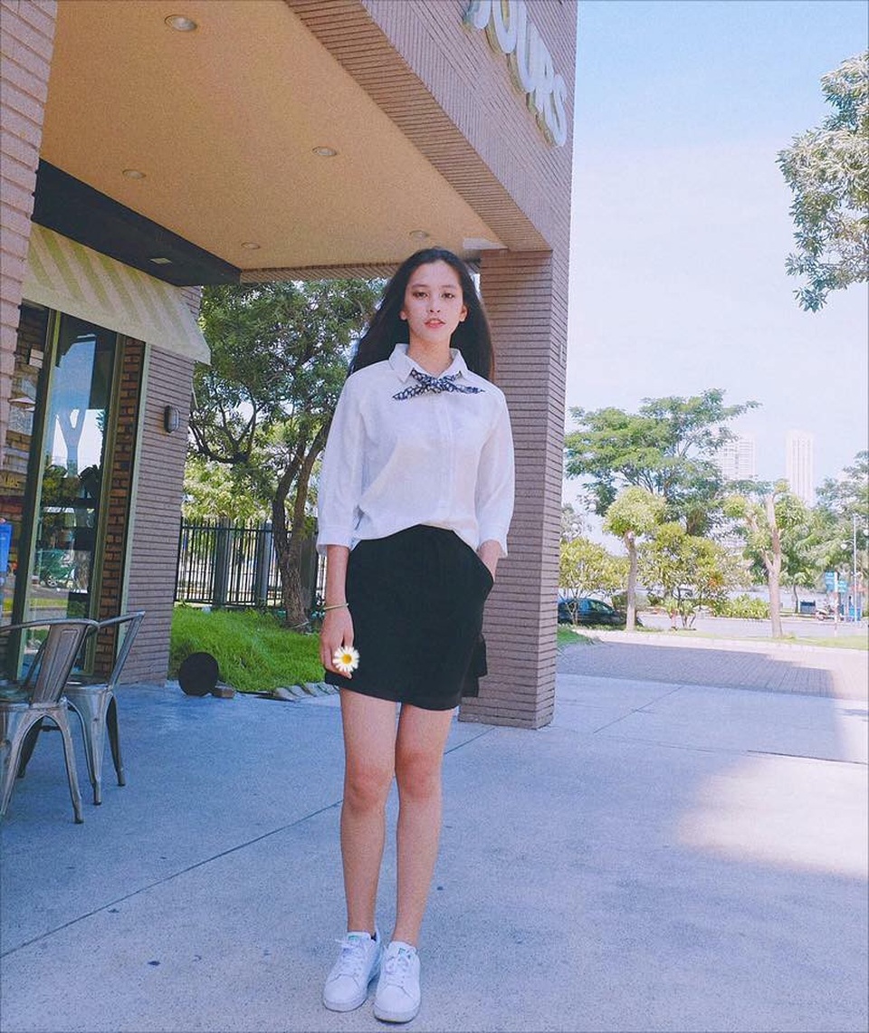 Nhan sắc đời thường của tân Hoa hậu Việt Nam 2018 Trần Tiểu Vy - 2 Theo bà Huỳnh Thị Thu Trang - mẹ của Trần Tiểu Vy thì trước đó, cô nàng có ý định sẽ đi du học nên đã chuyển từ Quảng Nam vào sống tại TP.HCM được hai năm.