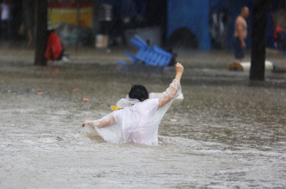 Cảnh tượng đổ nát siêu bão Mangkhut càn quét Trung Quốc - 9 Chính quyền Quảng Đông và Hải Nam đã dừng tất cả các dịch vụ giao thông công cộng như tàu cao tốc sau khi bão Mangkhut đổ bộ. Hơn 29.000 công trình xây dựng tạm thời dừng hoạt động và 640 điểm du lịch buộc phải đóng cửa. (Ảnh: Reuters)