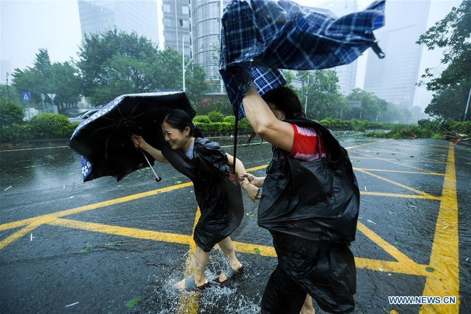Cảnh tượng đổ nát siêu bão Mangkhut càn quét Trung Quốc - 2 Cơ quan Khí tượng Trung Quốc sáng nay cho biết lượng mưa do bão Mangkhut, hay còn gọi là “vua bão”, gây ra ước tính từ 100-160ml. Siêu bão Mangkhut cũng là cơn bão mạnh nhất hành tinh từ đầu năm tới nay. (Ảnh: Xinhua)