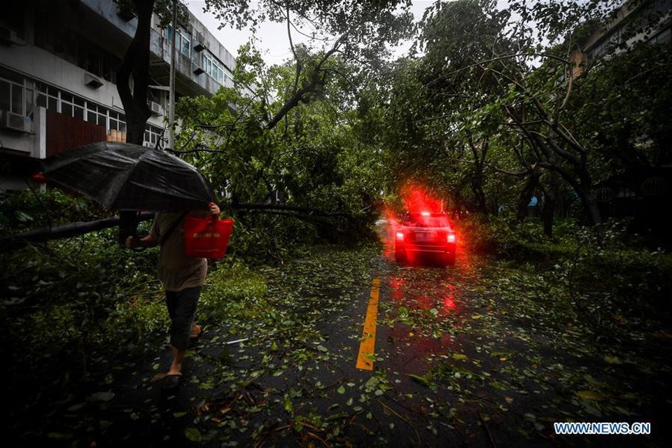 Cảnh tượng đổ nát siêu bão Mangkhut càn quét Trung Quốc - 5 Bão Mangkhut đã khiến nhiều tuyến đường tại Quảng Đông bị ngập lụt, ảnh hưởng nghiêm trọng tới hoạt động giao thông của người dân. (Ảnh: Xinhua)