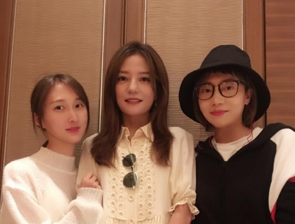 "Én nhỏ" Triệu Vy lại "đốn tim" cư dân mạng vì quá trẻ - 5
Triệu Vy chụp hình cùng fan tại bữa tiệc cưới. Người đẹp cho biết, cô rất biết ơn khán giả hâm mộ đã luôn ủng hộ, yêu quý cô bất chấp những rắc rối trong công việc kinh doanh.
