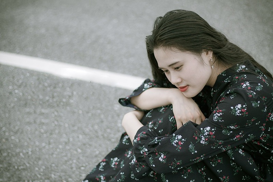 Là con gái đừng bao giờ cố chấp yêu một kẻ vô tâm - 1 Yêu một người vô tâm cũng giống như việc em cố níu giữ trái tim không hướng về mình... (Ảnh minh họa: Han)