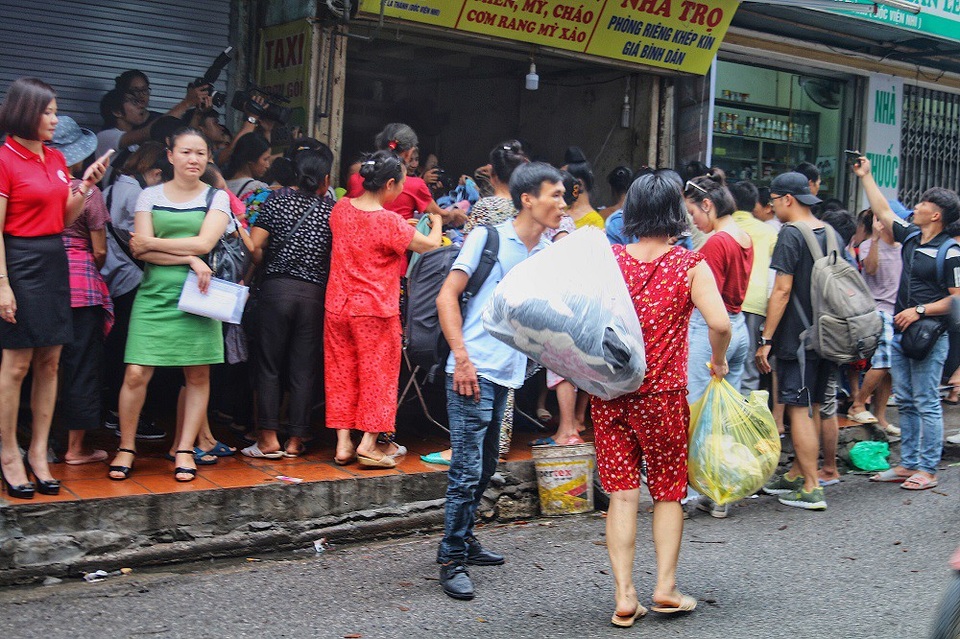 Thấm đẫm tình người Hà Nội sau vụ cháy gần bệnh viện Nhi Trung ương - 1
Theo ghi nhận của PV Dân trí, chiều 18/9, một ngày sau đám cháy, nhiều “mạnh thường quân” tập trung gần khu nhà trọ để tiếp tế lương thực, quần áo cho người nhà bệnh nhân có hoàn cảnh khó khăn.