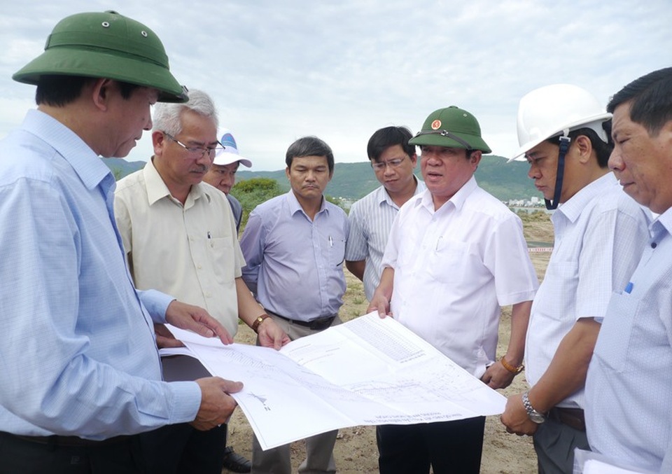 Bí thư Tỉnh ủy yêu cầu vét đất đá đã đổ xuống biển Quy Nhơn - 1
Bí thư Tỉnh ủy Bình Định Nguyễn Thanh Tùng (thứ 3 từ phải qua) yêu cầu nạo vét một phần đất đá đã đổ xuống biển Quy Nhơn để xây dựng cáp treo trước đó nhưng không được thực hiện.