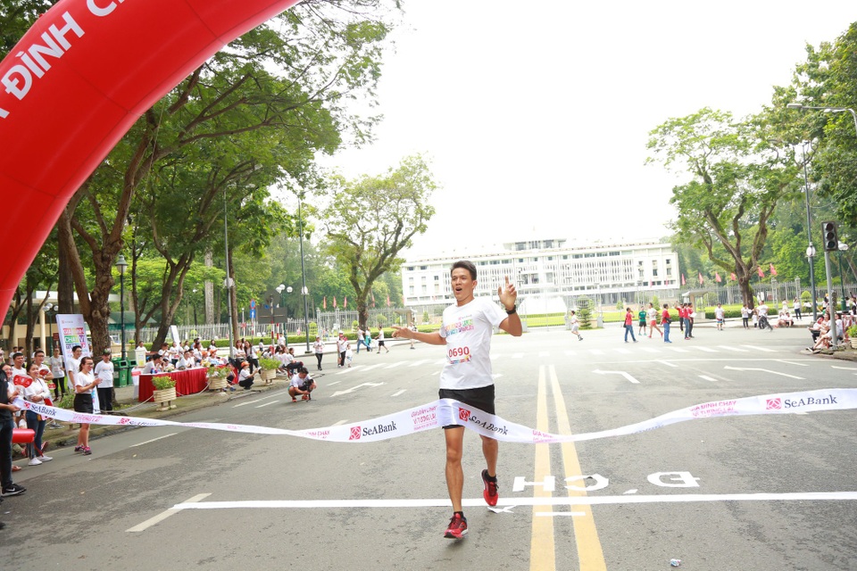 Gần 3 tỷ đồng cho trẻ em nghèo hiếu học từ giải chạy cộng đồng SeABank Run For The Future - 3