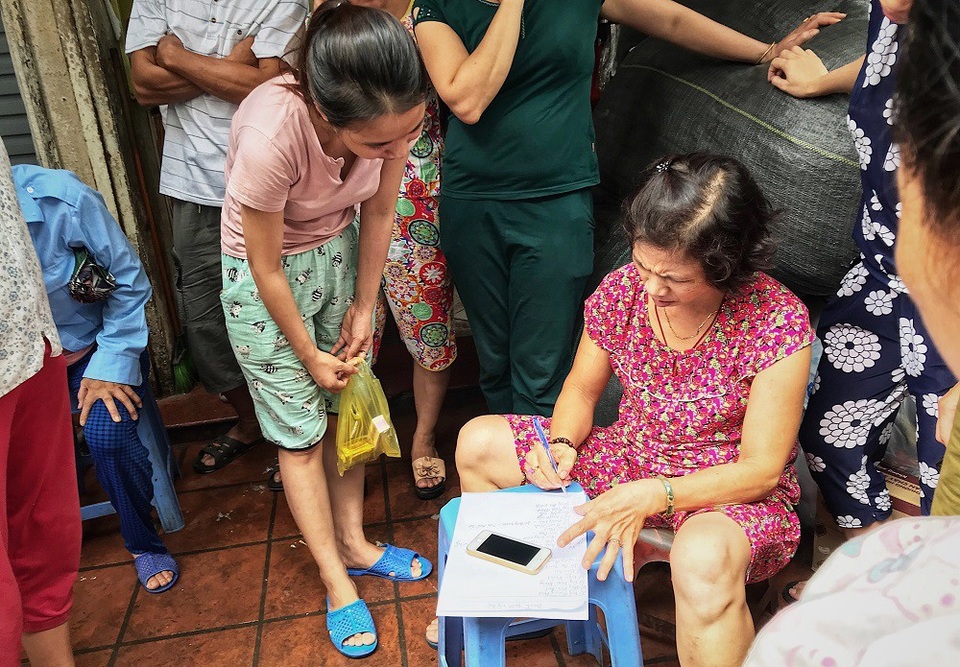 Thấm đẫm tình người Hà Nội sau vụ cháy gần bệnh viện Nhi Trung ương - 2 Người nhà đến đăng kí nhận hỗ trợ, đây là những nạn nhân trực tiếp chịu thiệt hại sau vụ hỏa hoạn.