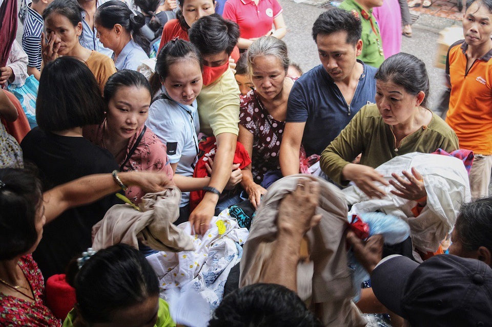 Thấm đẫm tình người Hà Nội sau vụ cháy gần bệnh viện Nhi Trung ương - 3
Mọi người tâp trung đông đúc, đến lấy quần áo vì toàn bộ tư trang đã bị thiêu rụi từ đêm qua