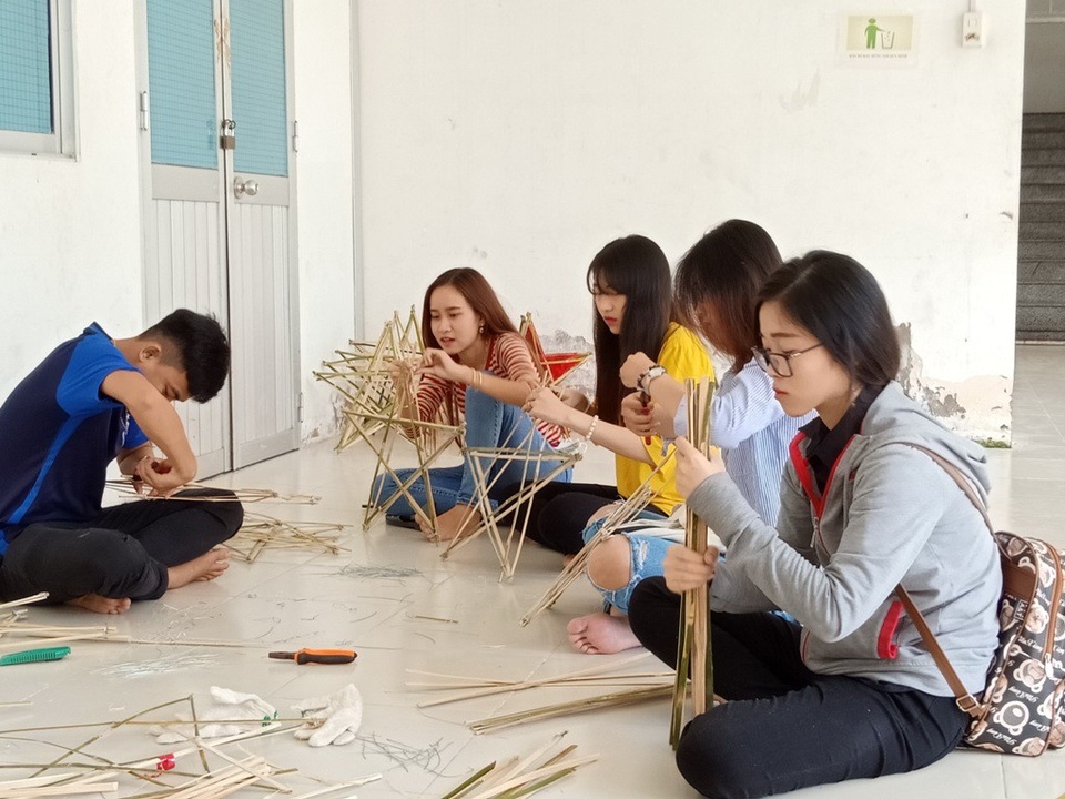 Sinh viên làm hàng nghìn lồng đèn Trung thu truyền thống tặng trẻ em - 2 Theo các bạn sinh viên, khâu khó nhất là việc đốn tre, cắt tre và vót tre để làm lồng đèn trung thu