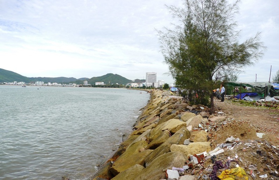 Bí thư Tỉnh ủy yêu cầu vét đất đá đã đổ xuống biển Quy Nhơn - 3 Việc đổ đất, đá lấn biển không những làm mất vẻ đẹp tự nhiên của biển Quy Nhơn...