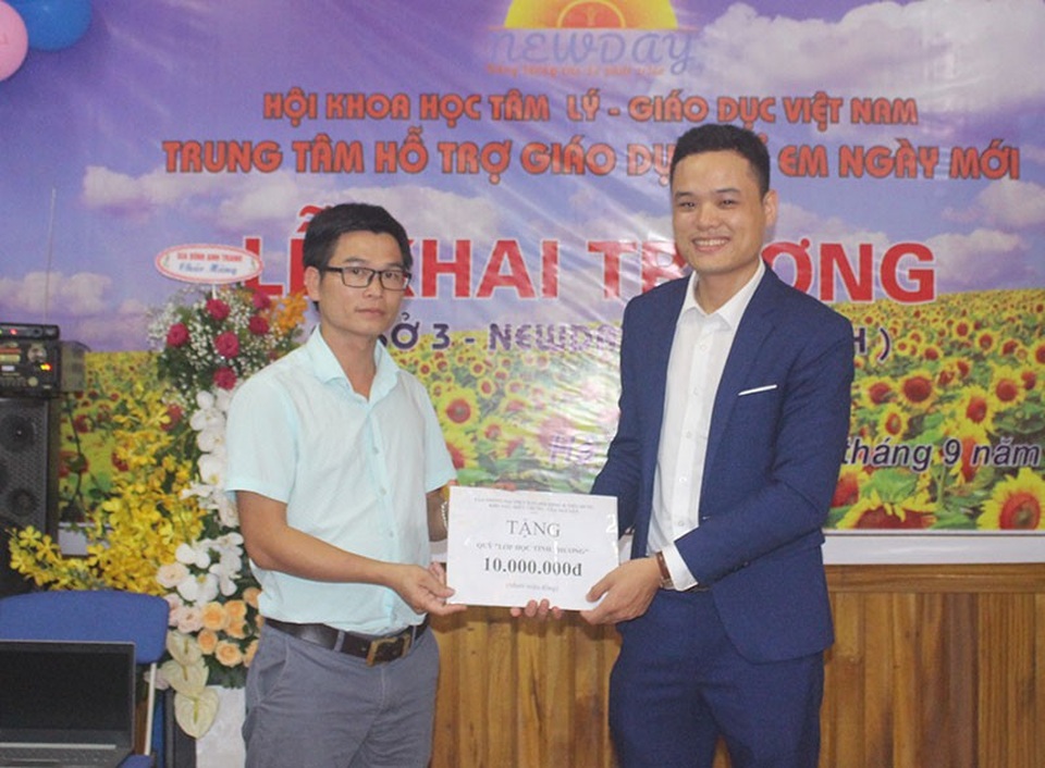 Trung tâm Ngày Mới thành lập quỹ “Lớp học yêu thương” - 3
Trung tâm nhận quỹ hỗ trợ từ các nhà hảo tâm.