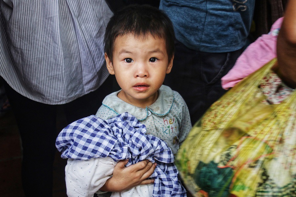 Thấm đẫm tình người Hà Nội sau vụ cháy gần bệnh viện Nhi Trung ương - 4
Các em nhỏ đi theo bà; mẹ, lọt thỏm trong đám đông người lớn, chờ đợi để được mặc bộ quần áo mới.