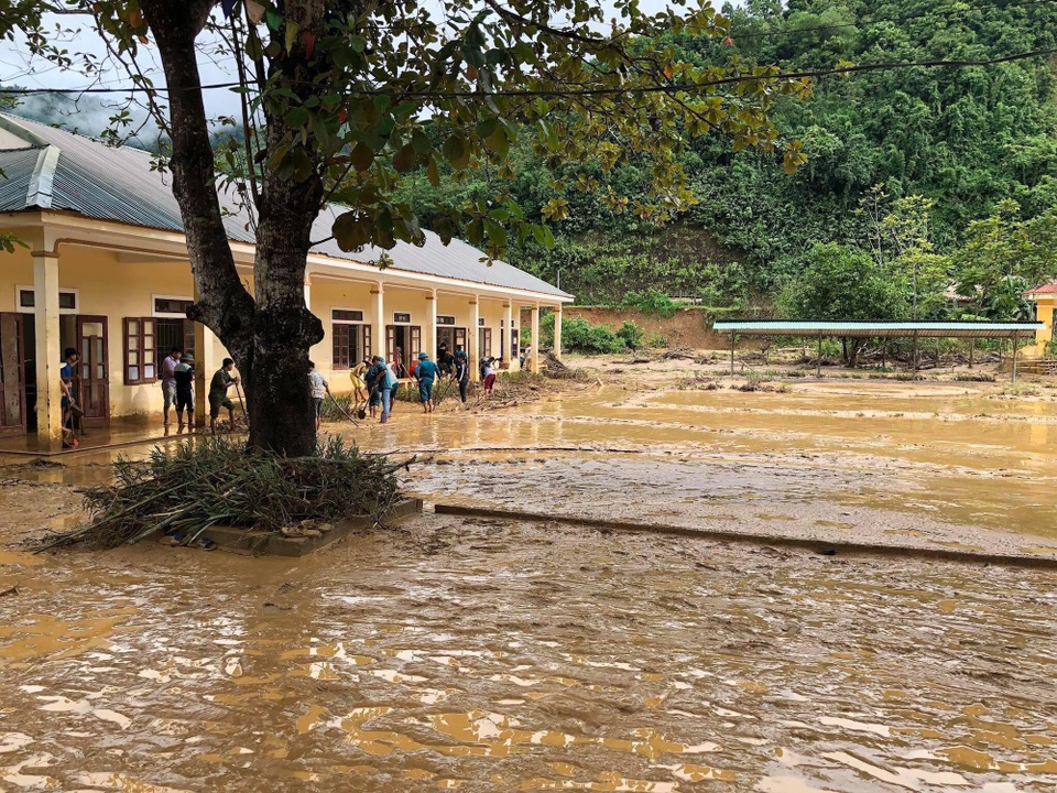 Vật lộn với bùn lầy sau khi cơn lũ dữ quét qua - 5