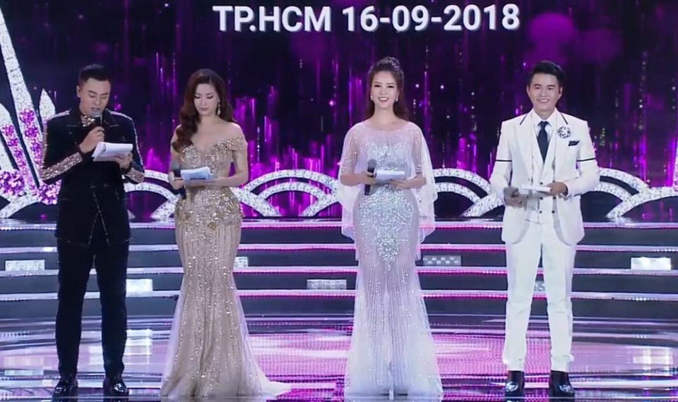 MC Hoa hậu Việt Nam bảo vệ tân Hoa hậu giữa nghi vấn bảng điểm kém - 1 Bộ tứ MC chính đêm Chung kết từ phải qua trái Vũ Mạnh Cường - Thụy Vân - Diễm Trang - Tuấn Tú.