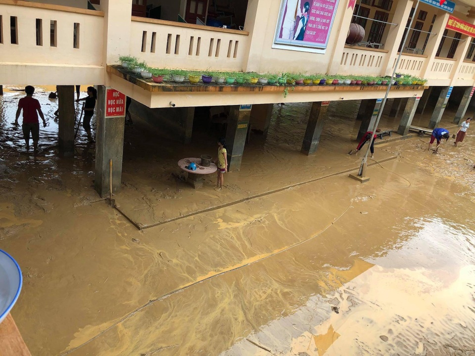 Vật lộn với bùn lầy sau khi cơn lũ dữ quét qua - 6