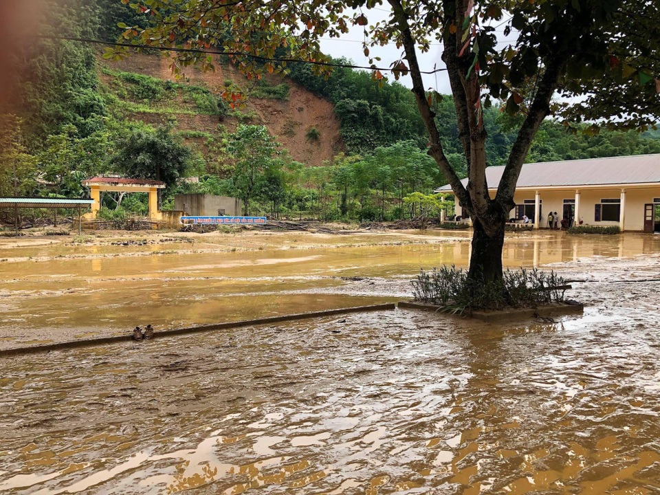 Vật lộn với bùn lầy sau khi cơn lũ dữ quét qua - 7