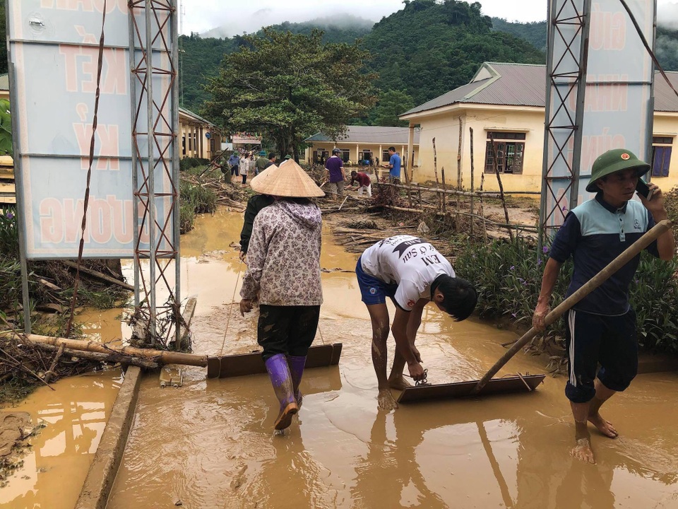 Vật lộn với bùn lầy sau khi cơn lũ dữ quét qua - 8