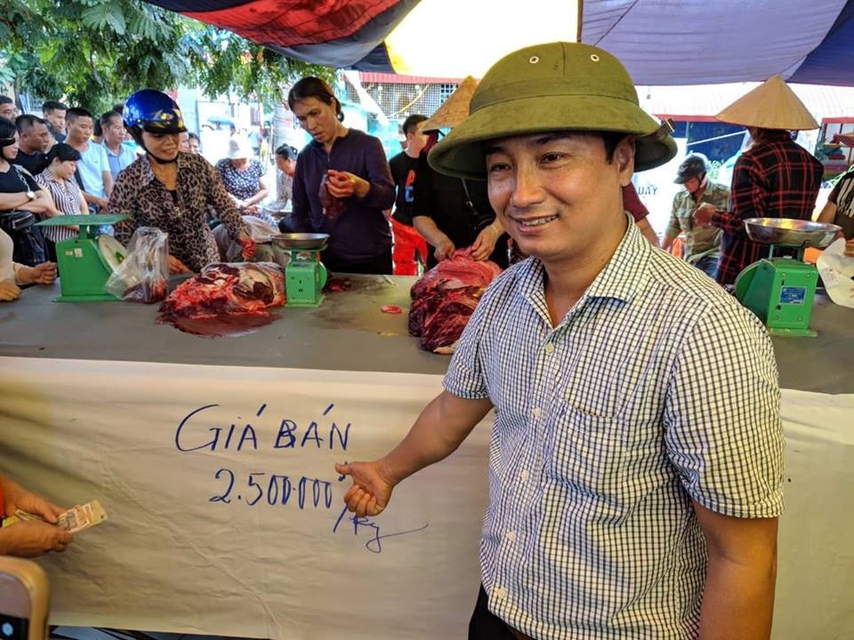 Biển người đội mưa xem các ông trâu "đấu vật" - 14
Gía thịt trâu cũng được hét với giá trên trời