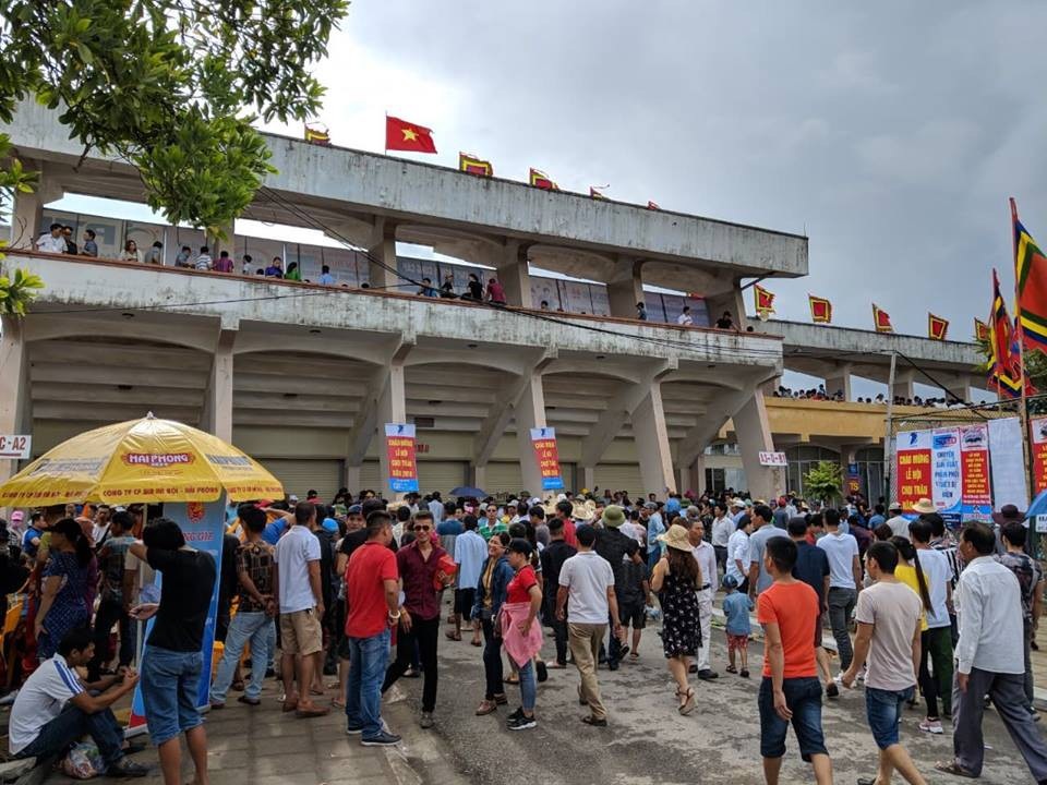 Biển người đội mưa xem các ông trâu "đấu vật" - 4 Đến 8h, sân vận động không còn chỗ trống khiến Ban tổ chức buộc phải đóng tất cả các cửa vào sân. Nhiều người đến muộn phải đứng ngoài.