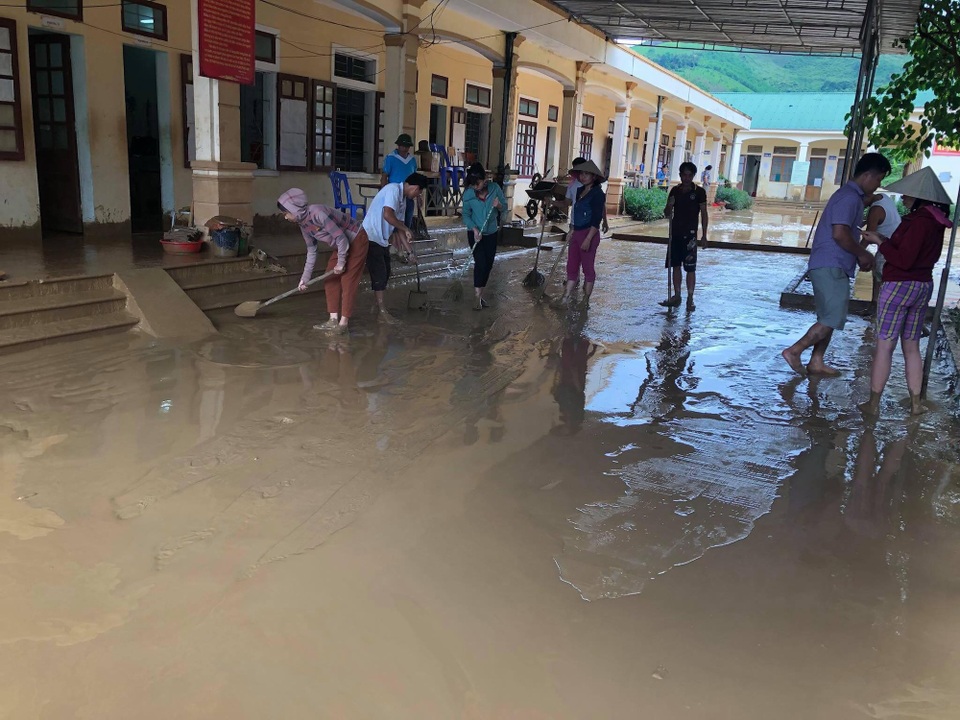 Vật lộn với bùn lầy sau khi cơn lũ dữ quét qua - 10