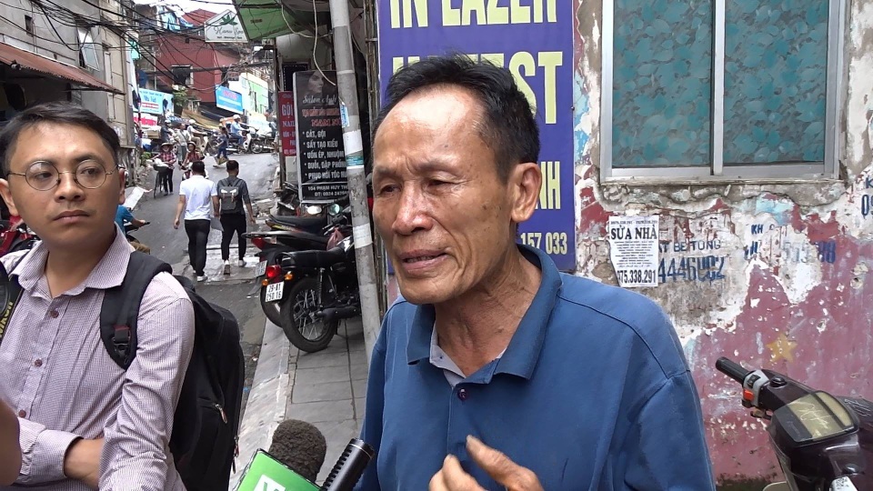 Cháy rụi 30 phòng trọ, ông Hiệp “khùng” lo bệnh nhân ngủ ngoài đường - 3
Ông Hiệp chưa hết bàng hoàng khi chia sẻ với phóng viên về vụ cháy