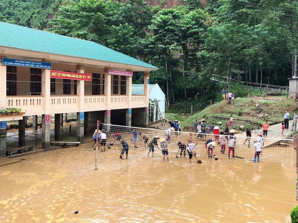 Vật lộn với bùn lầy sau khi cơn lũ dữ quét qua - 11