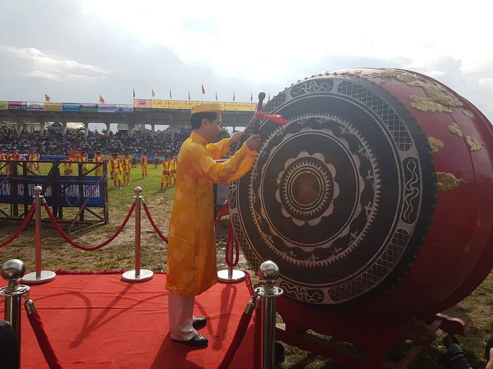 Biển người đội mưa xem các ông trâu "đấu vật" - 6 Đánh trống khai hội