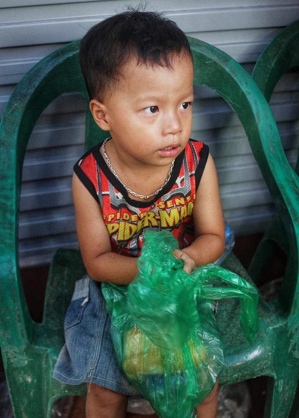 Thấm đẫm tình người Hà Nội sau vụ cháy gần bệnh viện Nhi Trung ương - 5 Khuôn mặt lấm lem của một em nhỏ trong khi chờ mẹ nhận đồ từ thiện.
