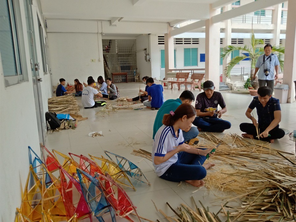 Sinh viên làm hàng nghìn lồng đèn Trung thu truyền thống tặng trẻ em - 3 Dù có vất vả nhưng các bạn sinh viên đều cho biết rất vui khi làm thành chiếc đèn Trung thu tặng cho các em nhỏ