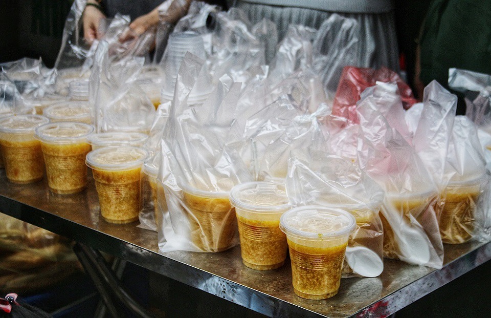 Thấm đẫm tình người Hà Nội sau vụ cháy gần bệnh viện Nhi Trung ương - 6 Ngoài quần áo tư trang, các đoàn từ thiện còn có tiếp tế đồ ăn, gồm cháo dinh dưỡng cho trẻ em. Các suất ăn được đựng trong các cốc nhựa, chia thành từng phần cho mọi người.