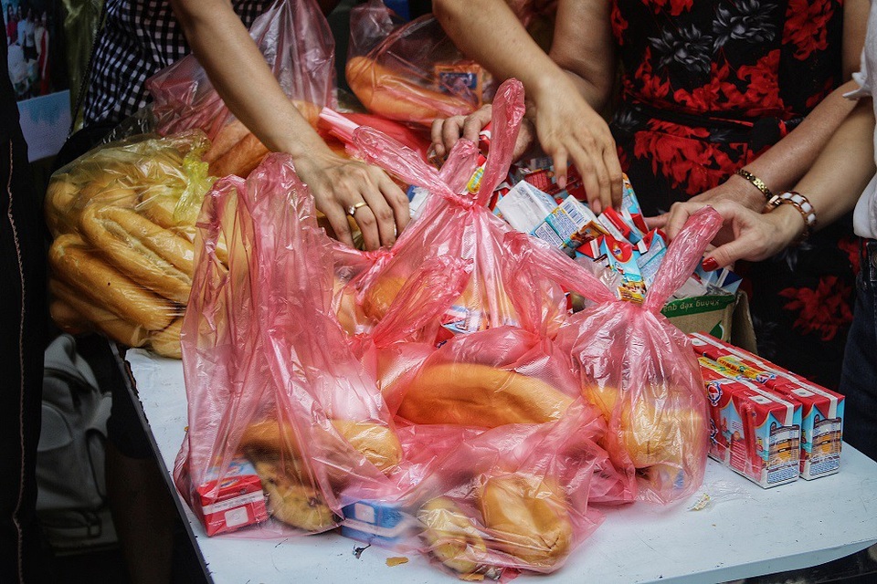 Thấm đẫm tình người Hà Nội sau vụ cháy gần bệnh viện Nhi Trung ương - 7 Bánh mì, sữa dành cho người nhà bệnh nhân